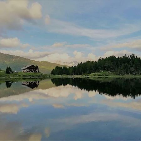 Rifugio Al Lago Del Mortirolo In Inverno Raggiungibile Solo A Piedi Monno Ngoại thất bức ảnh