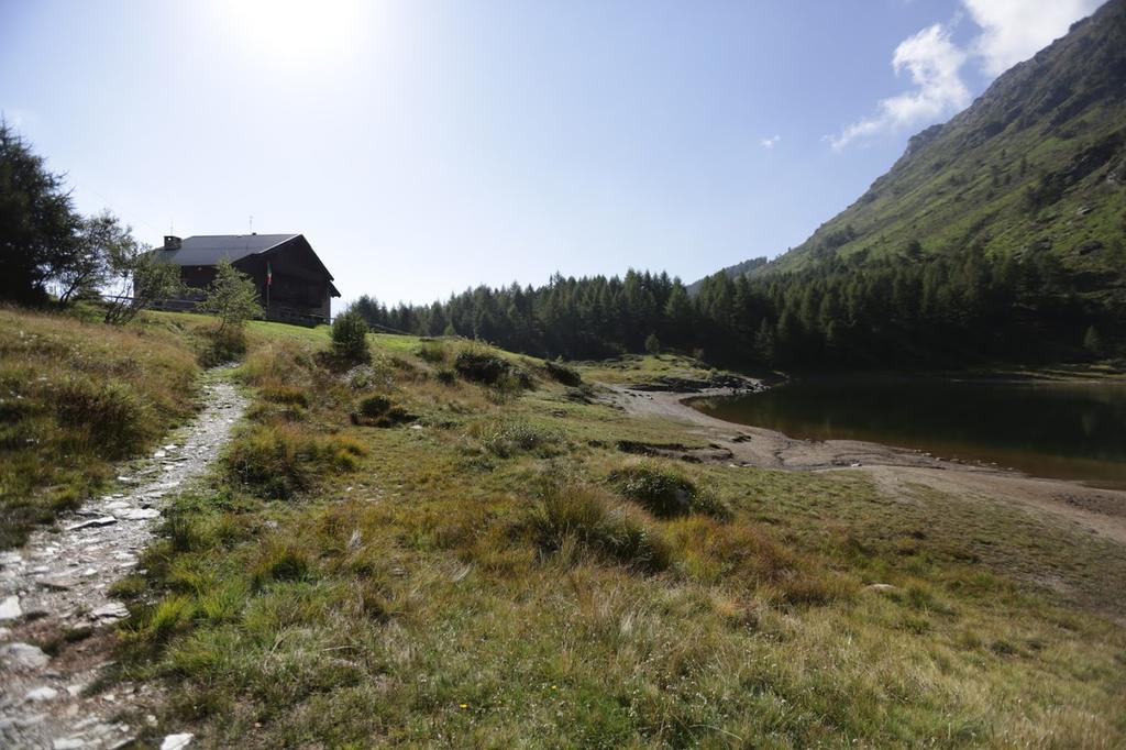 Rifugio Al Lago Del Mortirolo In Inverno Raggiungibile Solo A Piedi Monno Ngoại thất bức ảnh