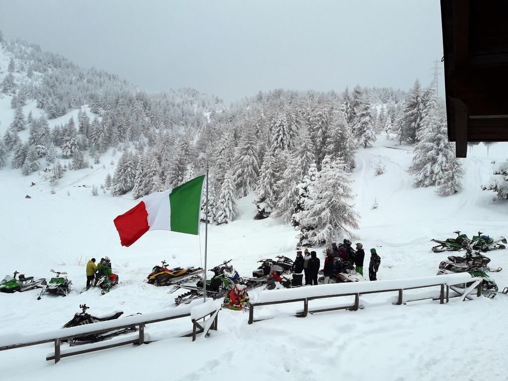 Rifugio Al Lago Del Mortirolo In Inverno Raggiungibile Solo A Piedi Monno Ngoại thất bức ảnh