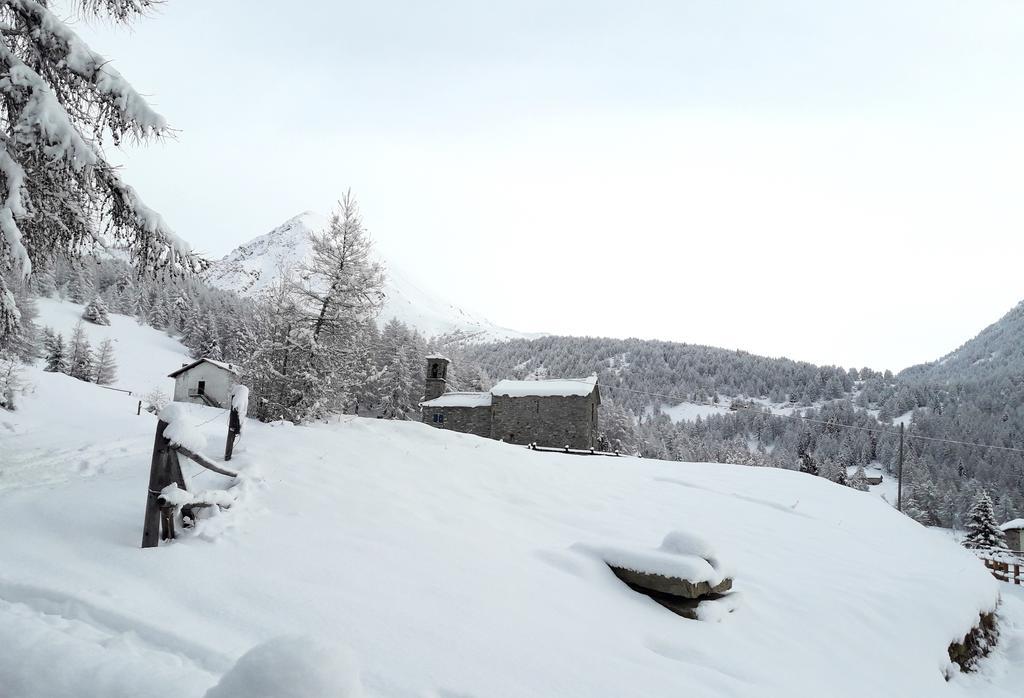 Rifugio Al Lago Del Mortirolo In Inverno Raggiungibile Solo A Piedi Monno Ngoại thất bức ảnh