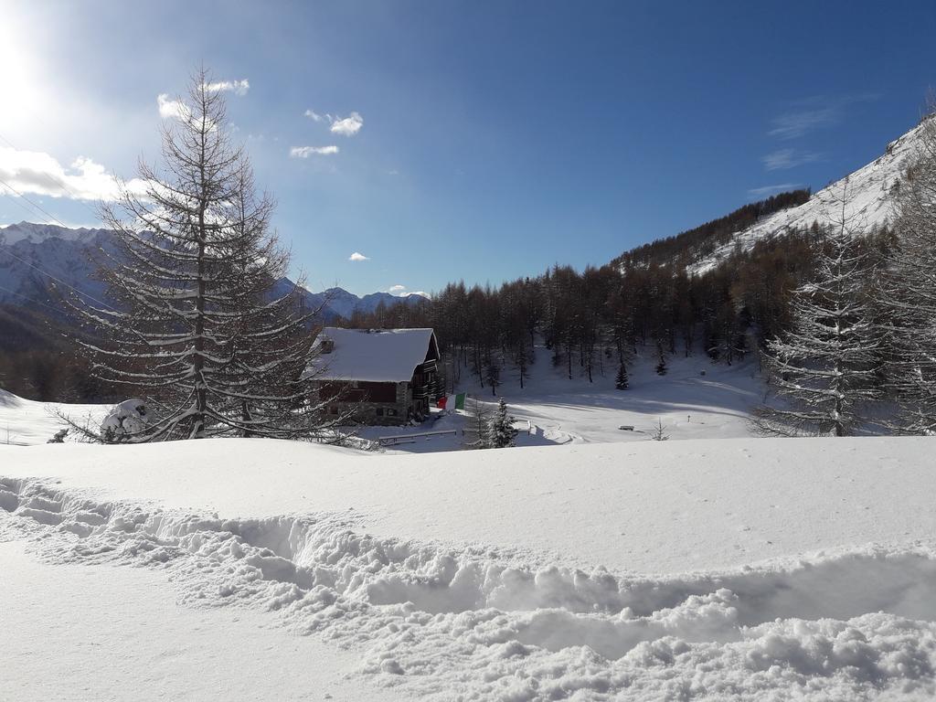 Rifugio Al Lago Del Mortirolo In Inverno Raggiungibile Solo A Piedi Monno Ngoại thất bức ảnh
