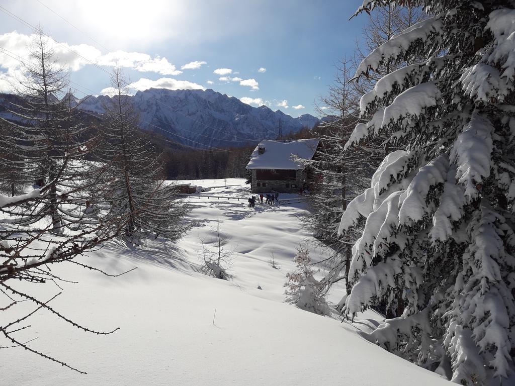 Rifugio Al Lago Del Mortirolo In Inverno Raggiungibile Solo A Piedi Monno Ngoại thất bức ảnh