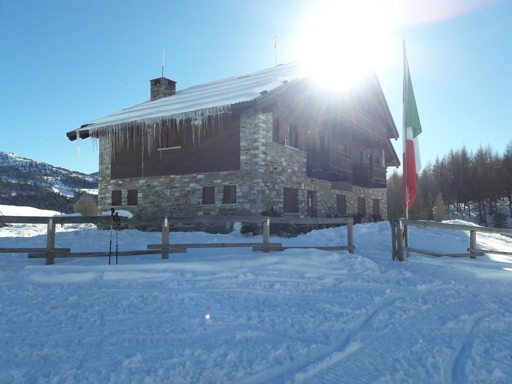 Rifugio Al Lago Del Mortirolo In Inverno Raggiungibile Solo A Piedi Monno Ngoại thất bức ảnh