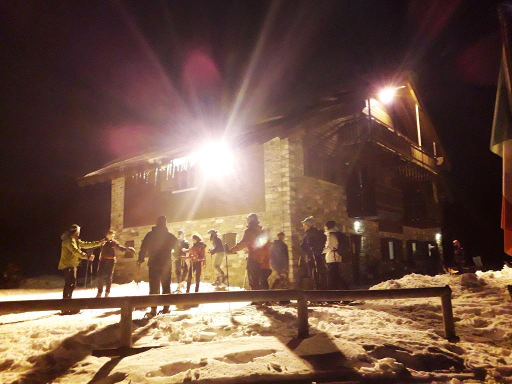 Rifugio Al Lago Del Mortirolo In Inverno Raggiungibile Solo A Piedi Monno Ngoại thất bức ảnh