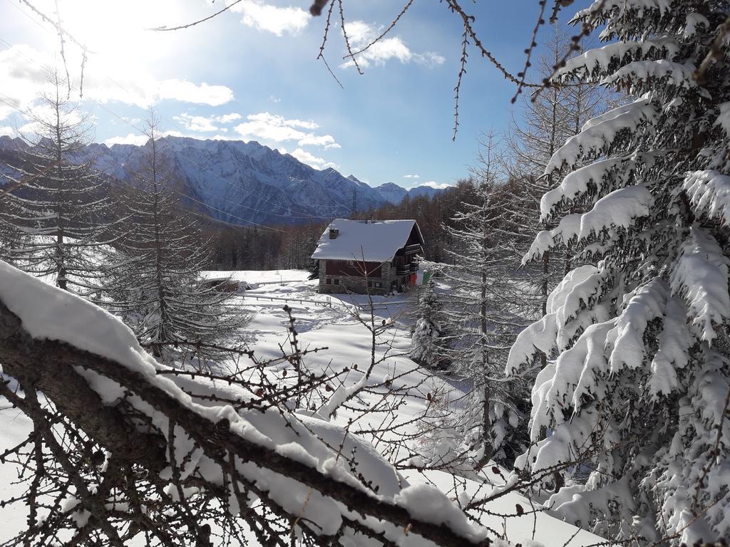 Rifugio Al Lago Del Mortirolo In Inverno Raggiungibile Solo A Piedi Monno Ngoại thất bức ảnh
