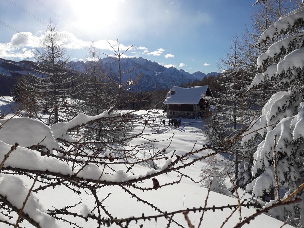 Rifugio Al Lago Del Mortirolo In Inverno Raggiungibile Solo A Piedi Monno Ngoại thất bức ảnh