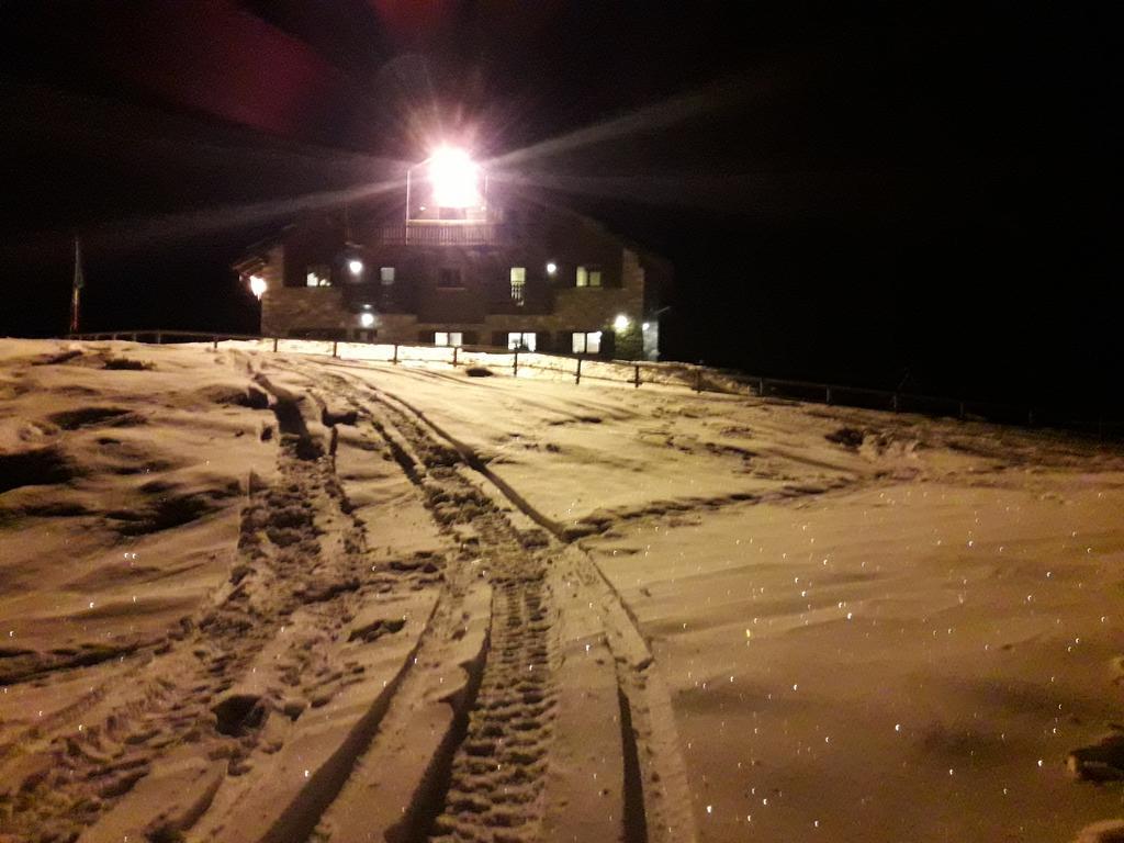 Rifugio Al Lago Del Mortirolo In Inverno Raggiungibile Solo A Piedi Monno Ngoại thất bức ảnh