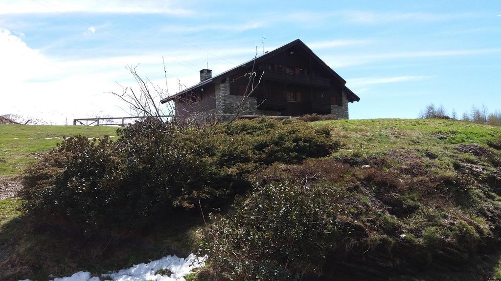 Rifugio Al Lago Del Mortirolo In Inverno Raggiungibile Solo A Piedi Monno Ngoại thất bức ảnh