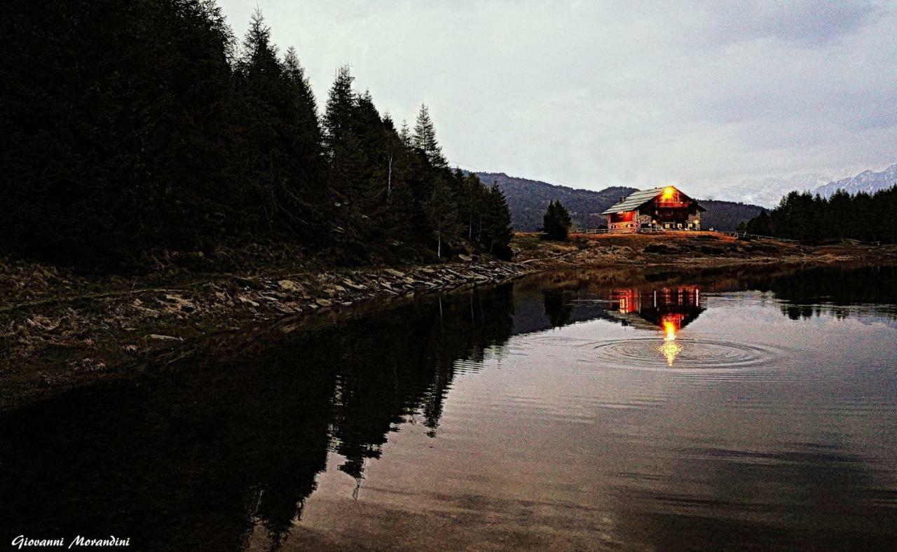 Rifugio Al Lago Del Mortirolo In Inverno Raggiungibile Solo A Piedi Monno Ngoại thất bức ảnh