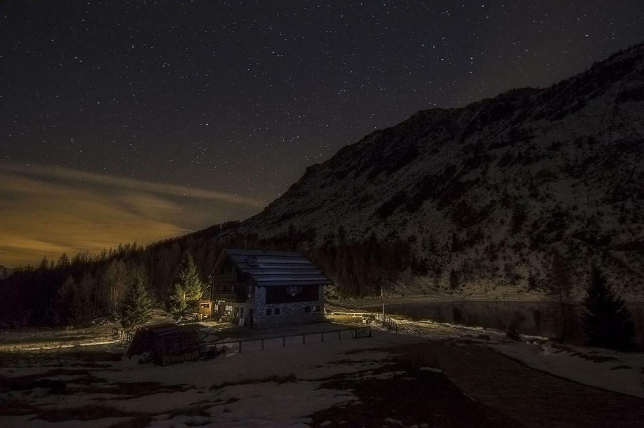 Rifugio Al Lago Del Mortirolo In Inverno Raggiungibile Solo A Piedi Monno Ngoại thất bức ảnh