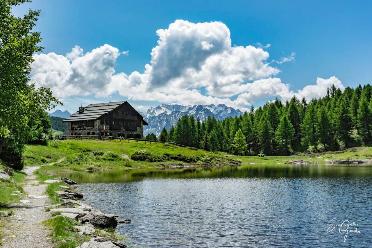 Rifugio Al Lago Del Mortirolo In Inverno Raggiungibile Solo A Piedi Monno Ngoại thất bức ảnh