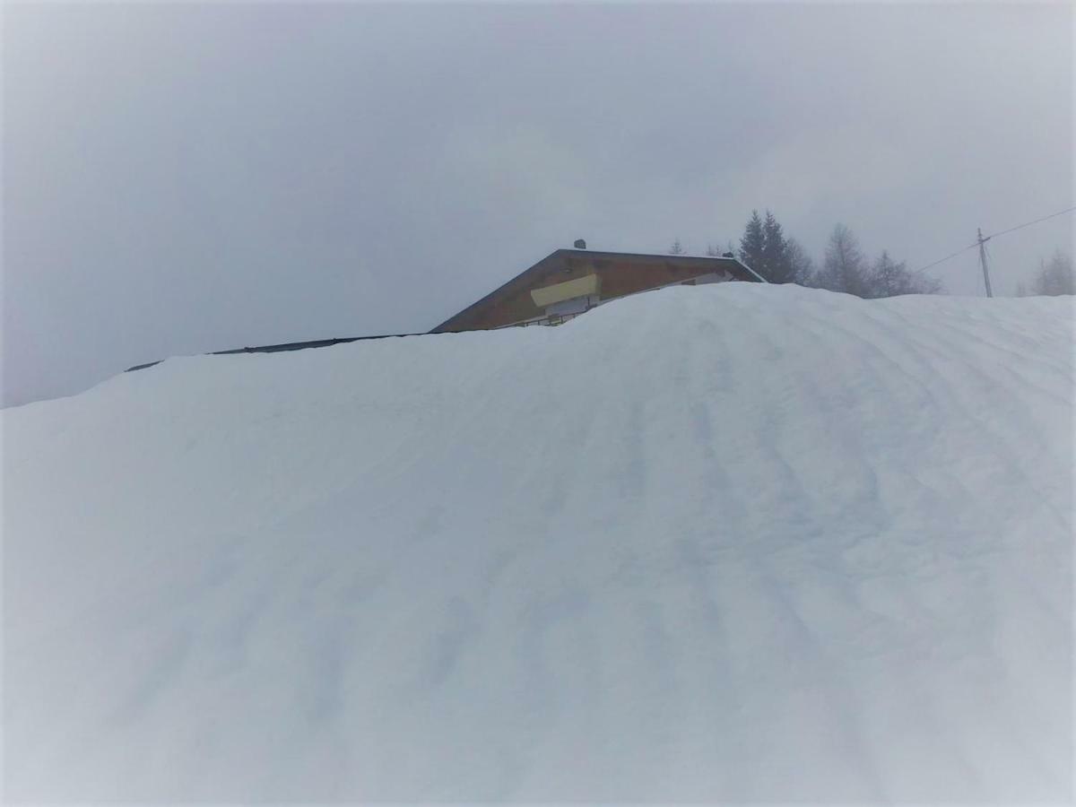Rifugio Al Lago Del Mortirolo In Inverno Raggiungibile Solo A Piedi Monno Ngoại thất bức ảnh