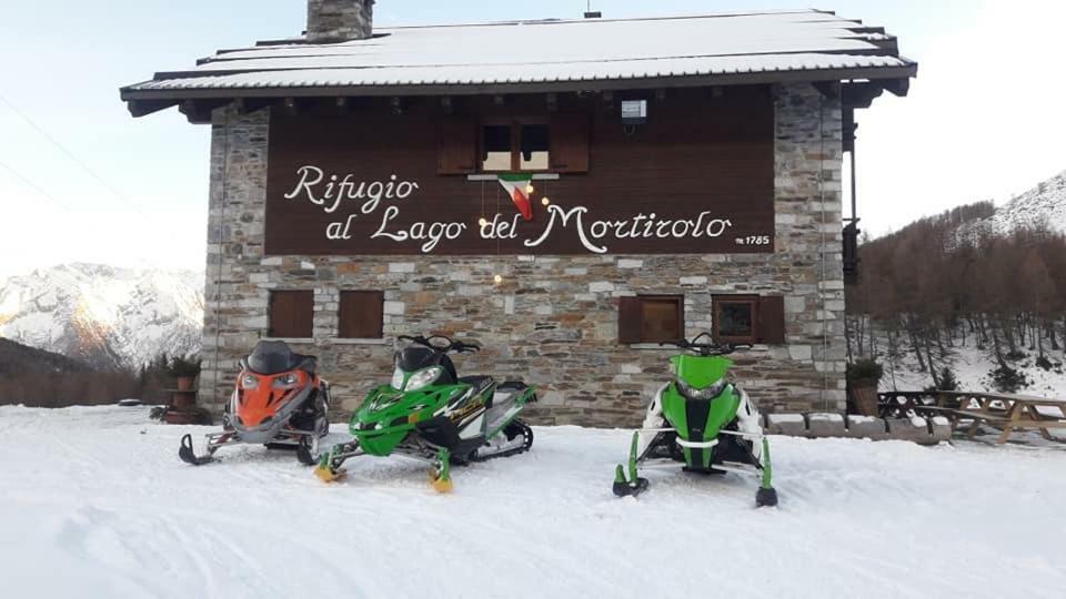 Rifugio Al Lago Del Mortirolo In Inverno Raggiungibile Solo A Piedi Monno Ngoại thất bức ảnh